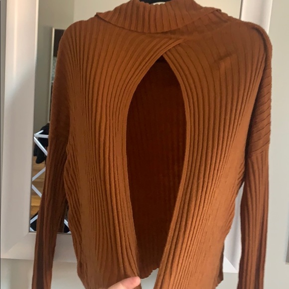 Ribbed Cowlneck Open Back Sweater - Picture 3 of 4